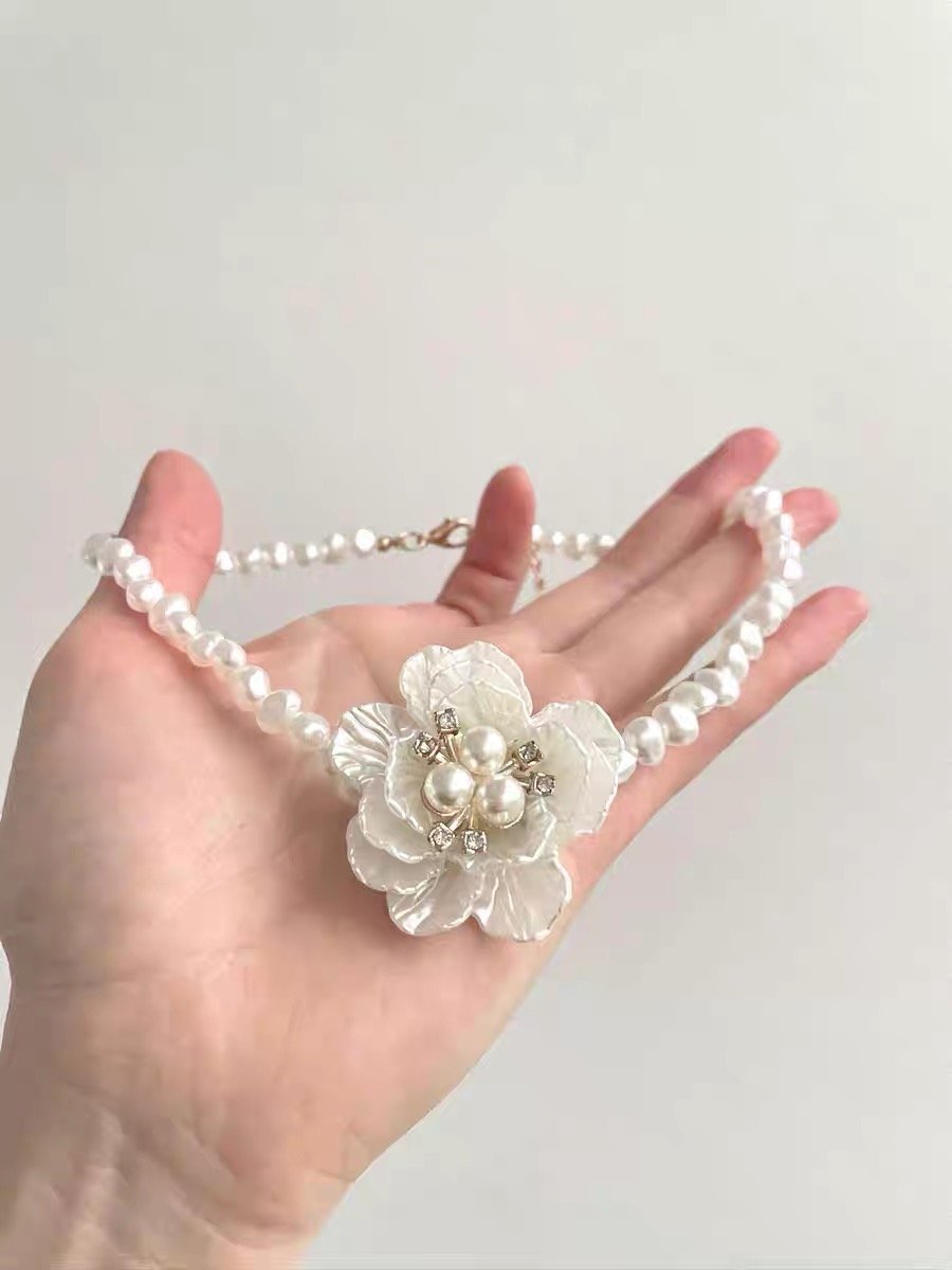 微信图片_20260511115550_206_3 A boho choker necklace with vintage rhinestone charm. Bohemian crystal pendant, adjustable fit. Perfect for festivals or daily wear