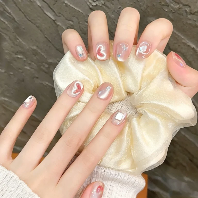Pink purple press on nails with cat eye heart design. Romantic short fake nails for daily wear. Shimmer galaxy finish. Perfect for date night or everyday.