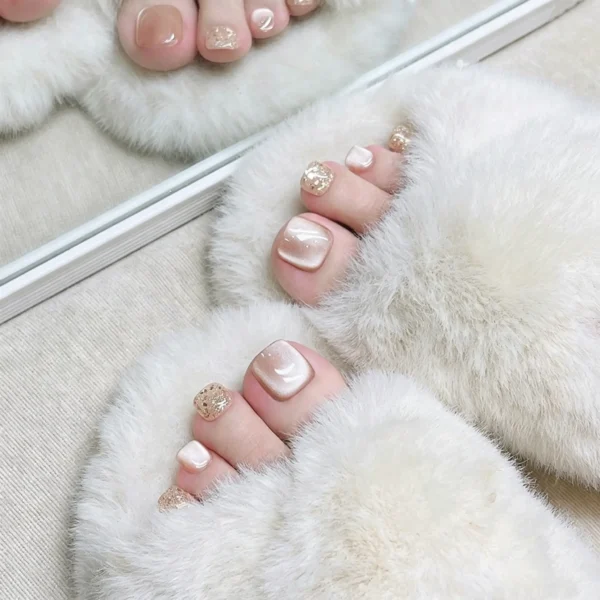 Toe press on nails in peach cat eye finish. Summer pedicure fake nails for sandals. Reusable, easy to apply. Perfect for beach days