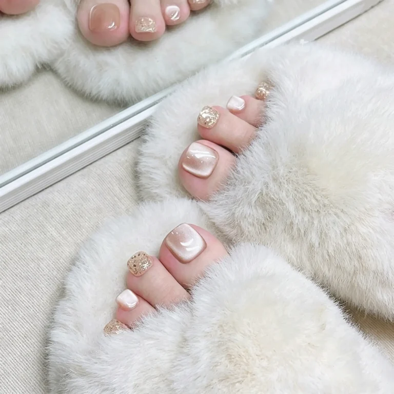 Toe press on nails in peach cat eye finish. Summer pedicure fake nails for sandals. Reusable, easy to apply. Perfect for beach days