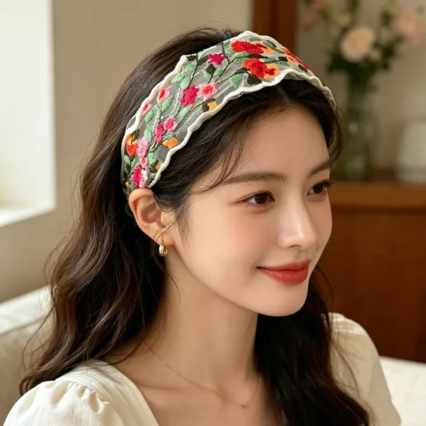 Embroidered headband with vintage floral design. Cotton boho hairband for women, soft and comfortable. Available in black and ivory.