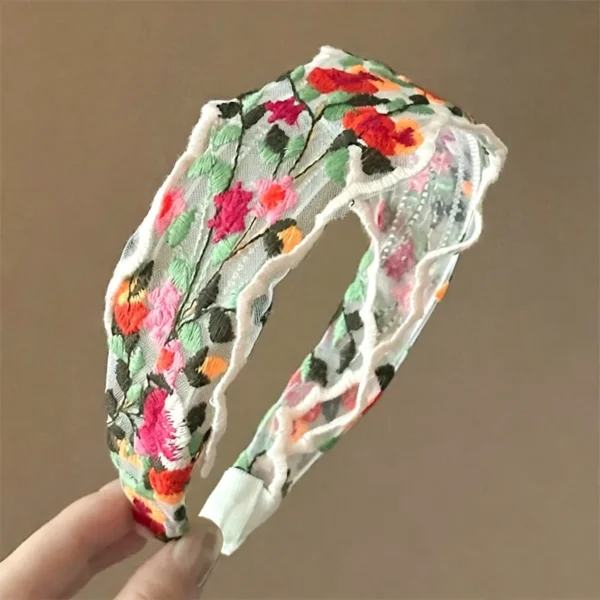 Embroidered headband with vintage floral design. Cotton boho hairband for women, soft and comfortable. Available in black and ivory.