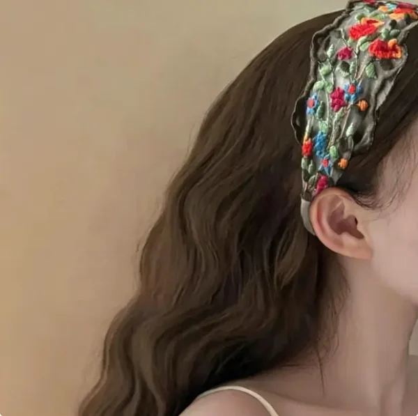 Embroidered headband with vintage floral design. Cotton boho hairband for women, soft and comfortable. Available in black and ivory.