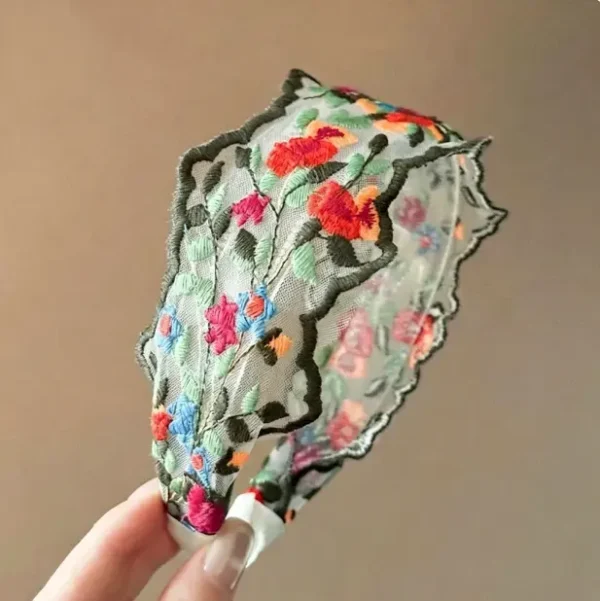 Embroidered headband with vintage floral design. Cotton boho hairband for women, soft and comfortable. Available in black and ivory.