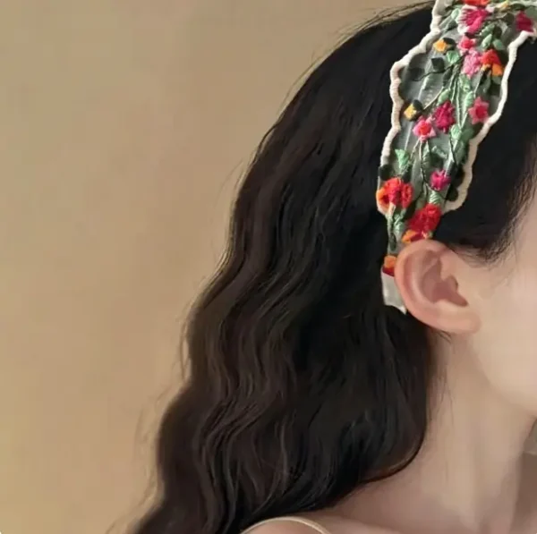 Embroidered headband with vintage floral design. Cotton boho hairband for women, soft and comfortable. Available in black and ivory.