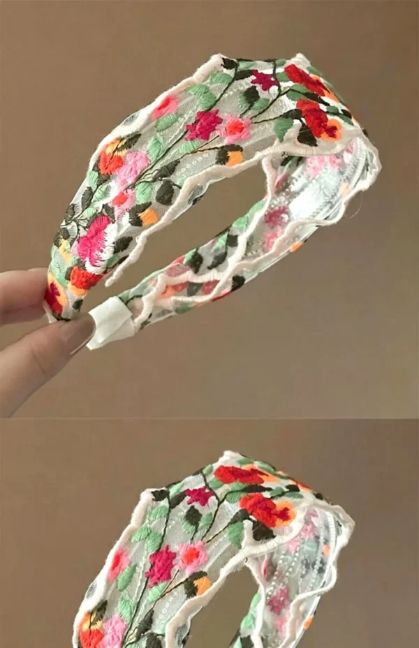 Embroidered headband with vintage floral design. Cotton boho hairband for women, soft and comfortable. Available in black and ivory.