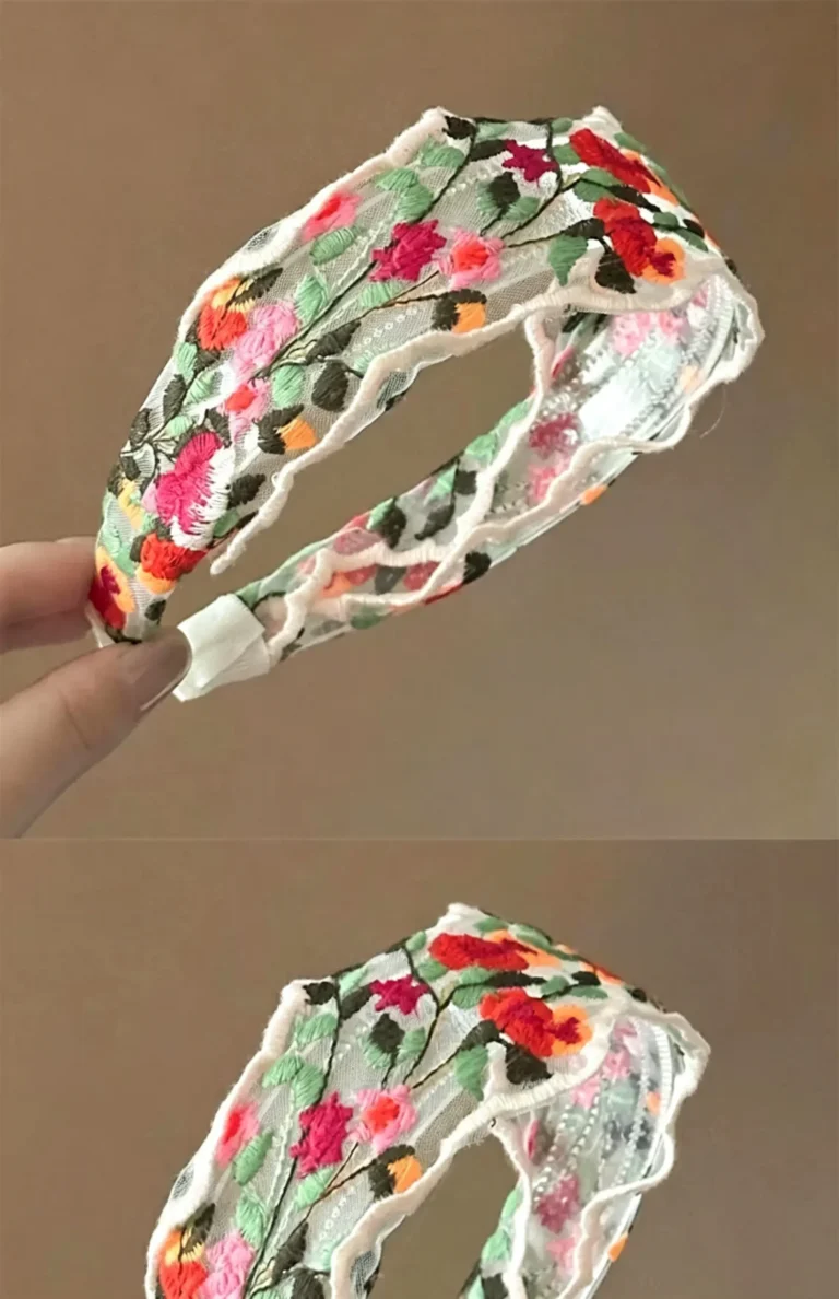 Embroidered headband with vintage floral design. Cotton boho hairband for women, soft and comfortable. Available in black and ivory.