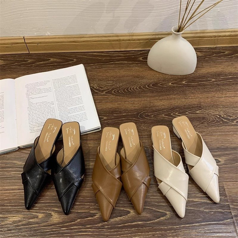 Womens mules with pointed toe and flat sole. Leather slip on shoes for everyday wear. French style loafers.