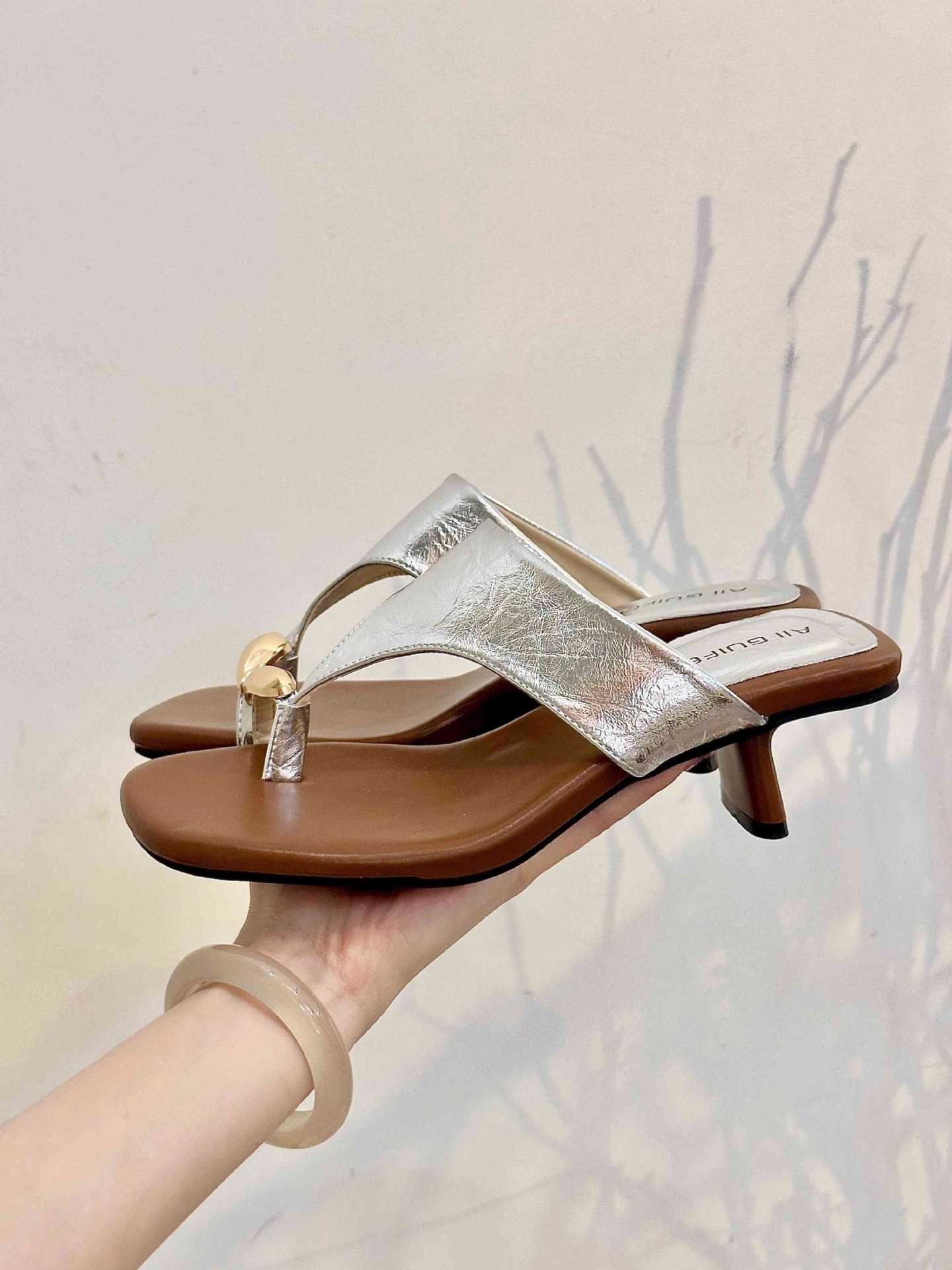 详情_02 Square toe heels with low chunky heel and toe loop design. Vintage slide sandals for summer. Available in Black, White, Silver, and Leopard