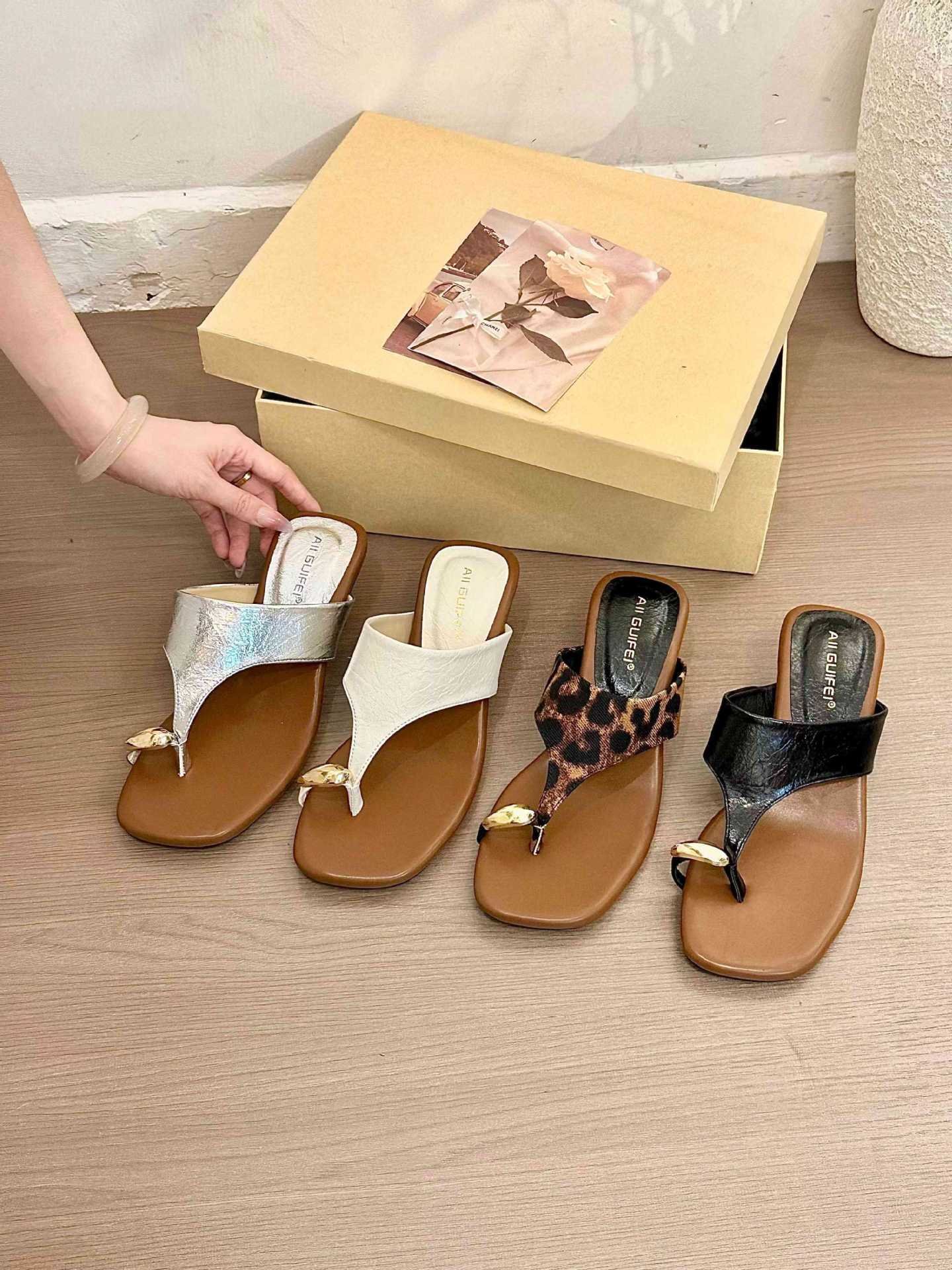 详情_03 Square toe heels with low chunky heel and toe loop design. Vintage slide sandals for summer. Available in Black, White, Silver, and Leopard