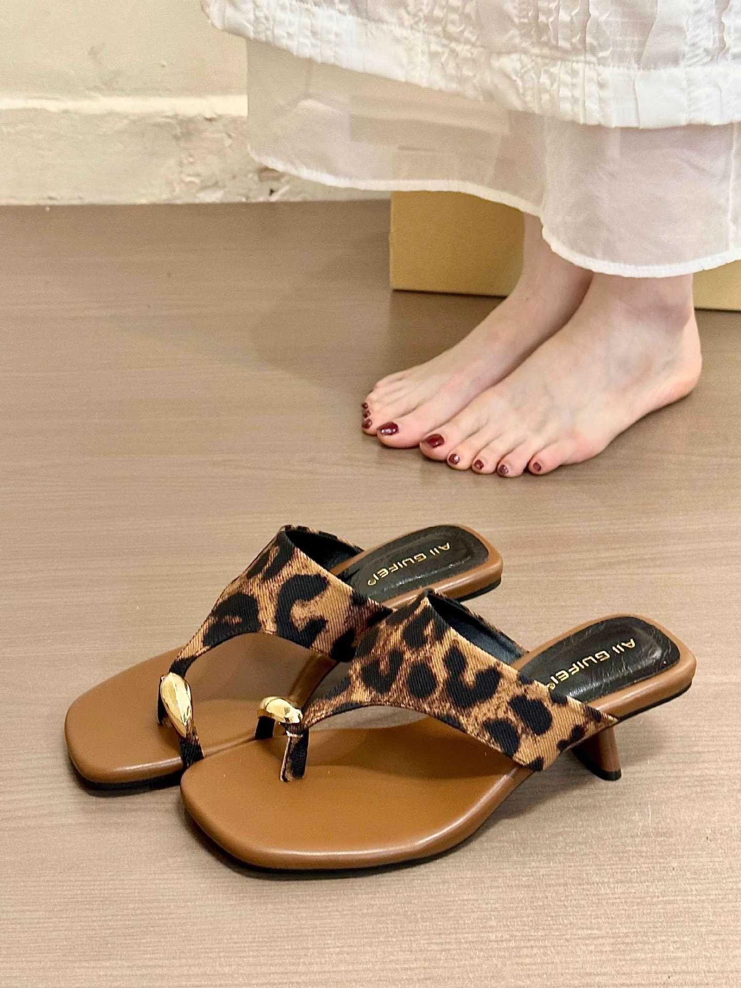 详情_06 Square toe heels with low chunky heel and toe loop design. Vintage slide sandals for summer. Available in Black, White, Silver, and Leopard