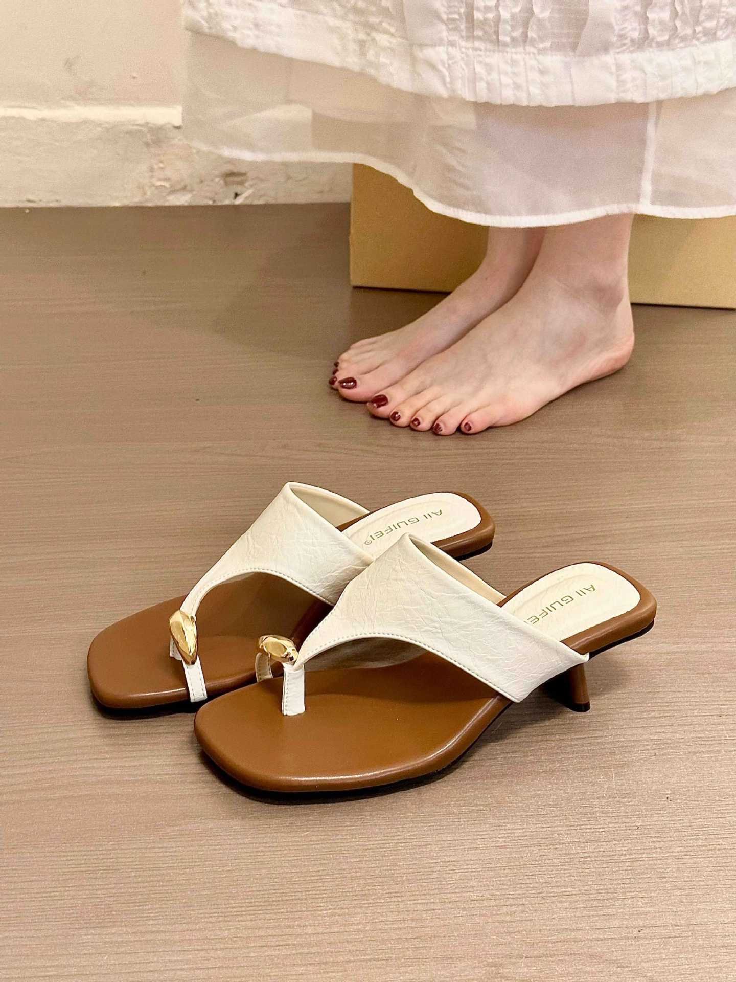 详情_10 Square toe heels with low chunky heel and toe loop design. Vintage slide sandals for summer. Available in Black, White, Silver, and Leopard