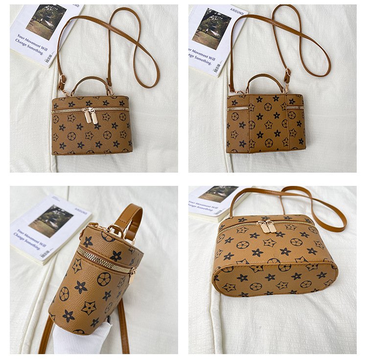 详情_11 Monogram shoulder bag with classic print. Small designer style vintage PU purse. Lightweight and versatile.