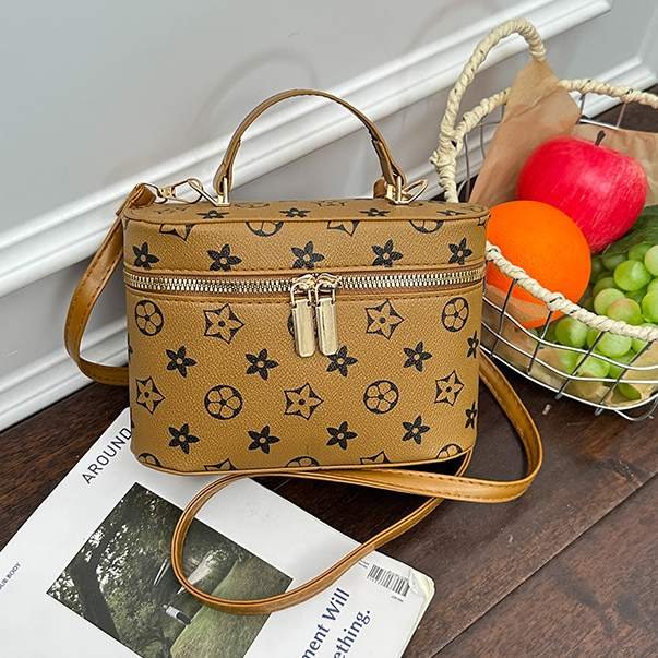 详情_12 Monogram shoulder bag with classic print. Small designer style vintage PU purse. Lightweight and versatile.