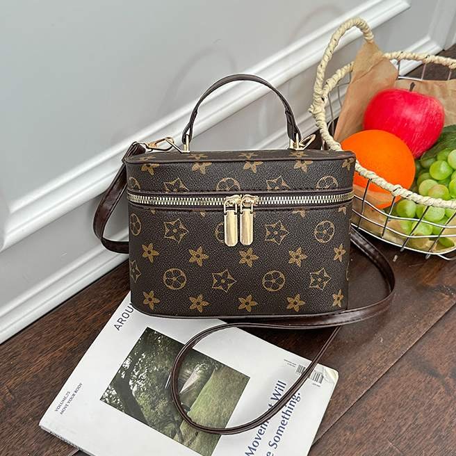 详情_13 Monogram shoulder bag with classic print. Small designer style vintage PU purse. Lightweight and versatile.