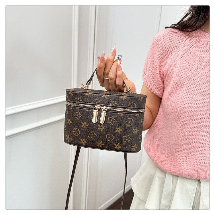 详情_15 Monogram shoulder bag with classic print. Small designer style vintage PU purse. Lightweight and versatile.