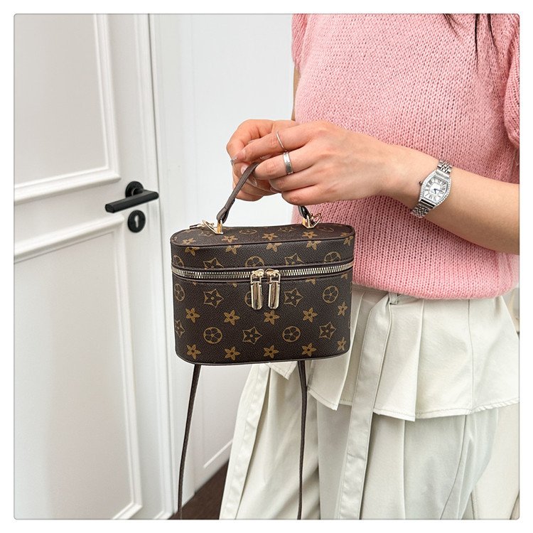 详情_16Monogram shoulder bag with classic print. Small designer style vintage PU purse. Lightweight and versatile. Small Designer Style Vintage PU Purse - Image 7