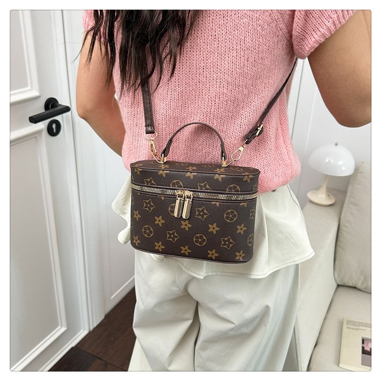 详情_20 Monogram shoulder bag with classic print. Small designer style vintage PU purse. Lightweight and versatile.