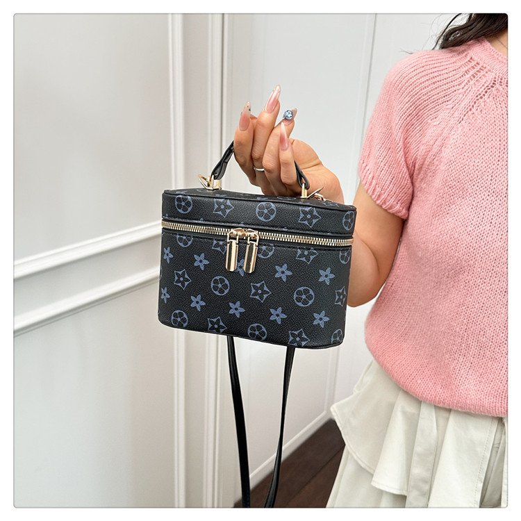 详情_23 Monogram shoulder bag with classic print. Small designer style vintage PU purse. Lightweight and versatile.