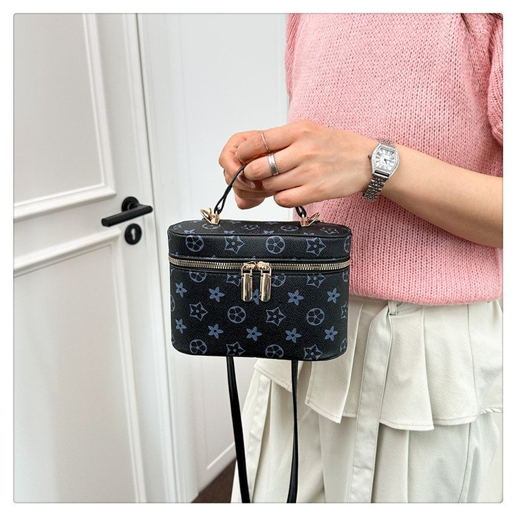 详情_24 Monogram shoulder bag with classic print. Small designer style vintage PU purse. Lightweight and versatile.