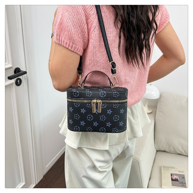 详情_30 Monogram shoulder bag with classic print. Small designer style vintage PU purse. Lightweight and versatile.