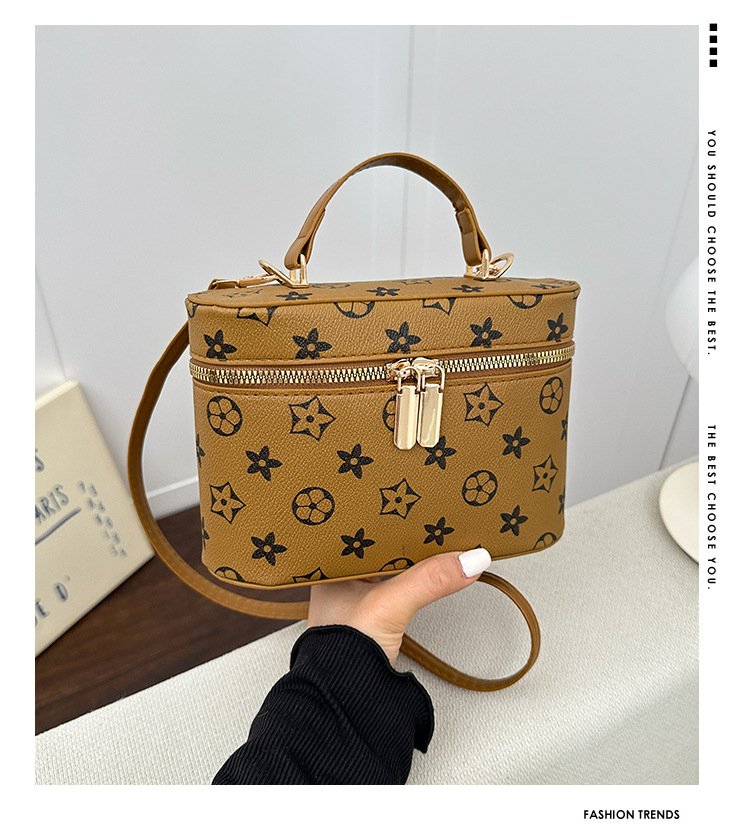 详情_31 Monogram shoulder bag with classic print. Small designer style vintage PU purse. Lightweight and versatile.