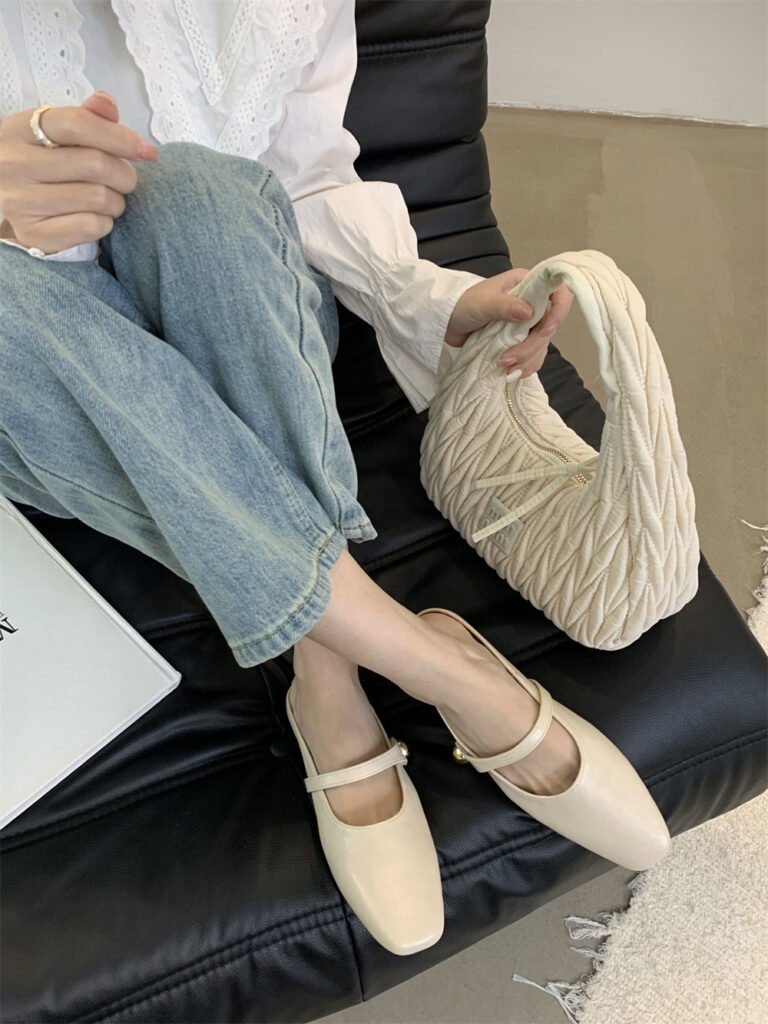 Closed toe mules with French style. Soft sole slip on shoes for women. Comfortable and chic.