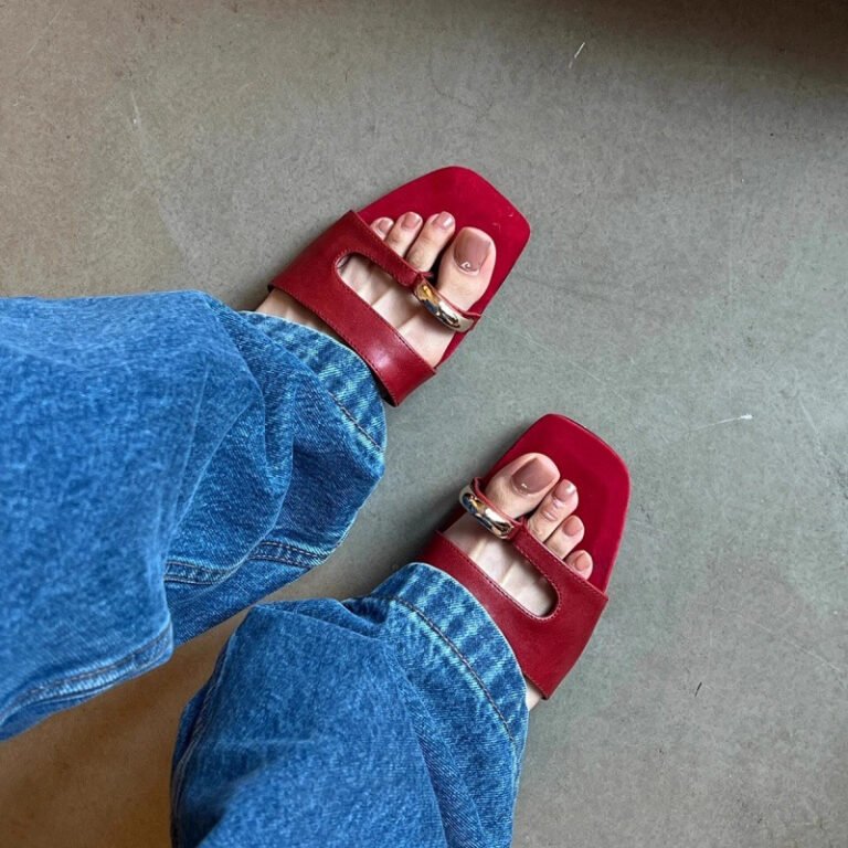 Split toe flat sandals with french style metal buckle. Comfortable slide sandals for daily wear. Lightweight and chic.