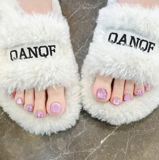 Toe press on nails in purple glitter cat eye finish. Jelly pink pedicure fake nails for sandals. Short length, reusable.
