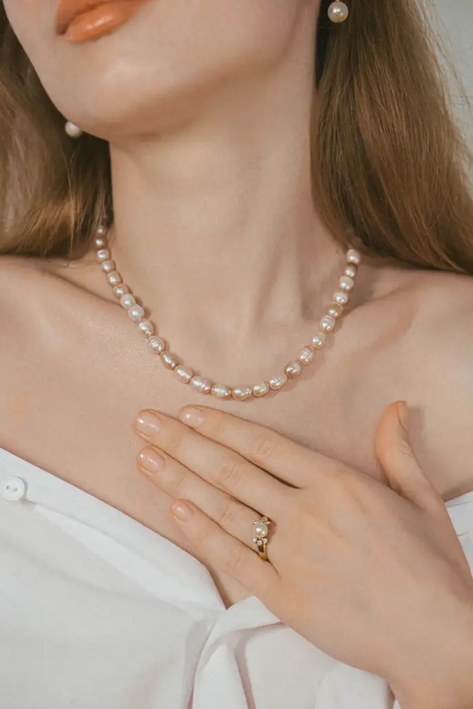 Pearls are the **pearl jewelry trend 2026** — reimagined with baroque silhouettes, pearl chokers and mixed metals. Here’s how to style the look.