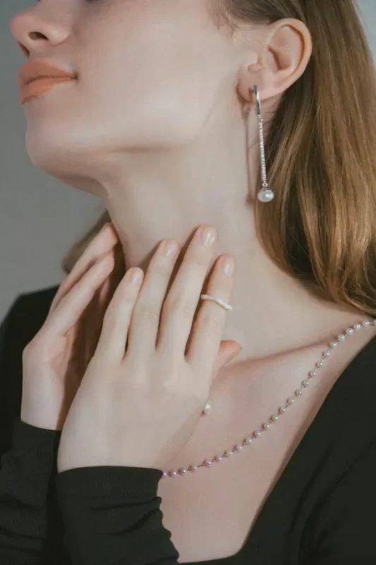 Pearls are the **pearl jewelry trend 2026** — reimagined with baroque silhouettes, pearl chokers and mixed metals. Here’s how to style the look.