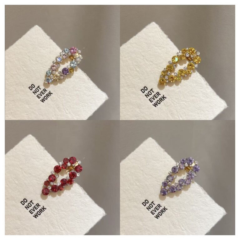 Rhinestone hair clip with sparkly crystals. Korean side clip for bangs and loose hair. Lightweight and pretty. Available in 4 colors.